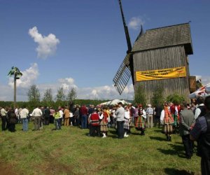 ZIELONE ŚWIĄTKI POD WIATRAKIEM