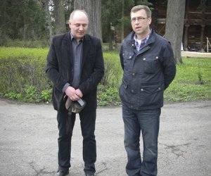 Popularny dziennikarz Maciej Orłoś z ekipą telewizyjną w Muzeum Rolnictwa w Ciechanowcu