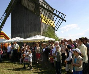 ZIELONE ŚWIĄTKI POD WIATRAKIEM