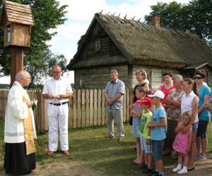 Kapliczka z figurą św. Antoniego w Drewnowie