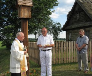 Kapliczka z figurą św. Antoniego w Drewnowie