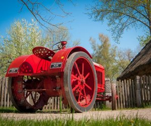 Najstarsze ciągniki w Polsce przyjechały do ciechanowieckiego Muzeum