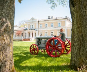 Najstarsze ciągniki w Polsce przyjechały do ciechanowieckiego Muzeum