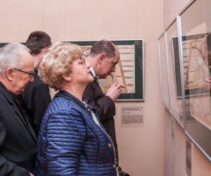 "PODLASIE NA DAWNYCH MAPACH RZECZYPOSPOLITEJ OBOJGA NARODÓW Z KOLEKCJI DOKTORA TOMASZA NIEWODNICZAŃSKIEGO W ZBIORACH ZAMKU KRÓLEWSKIEGO W WARSZAWIE - MUZEUM"