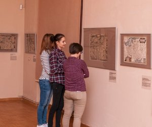 "PODLASIE NA DAWNYCH MAPACH RZECZYPOSPOLITEJ OBOJGA NARODÓW Z KOLEKCJI DOKTORA TOMASZA NIEWODNICZAŃSKIEGO W ZBIORACH ZAMKU KRÓLEWSKIEGO W WARSZAWIE - MUZEUM"