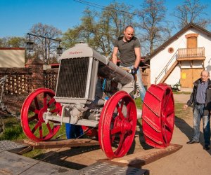 Najstarsze ciągniki w Polsce przyjechały do ciechanowieckiego Muzeum