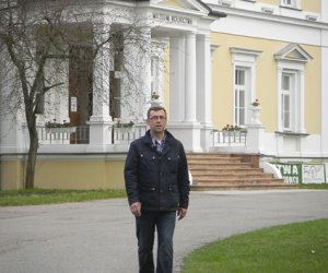 Popularny dziennikarz Maciej Orłoś z ekipą telewizyjną w Muzeum Rolnictwa w Ciechanowcu