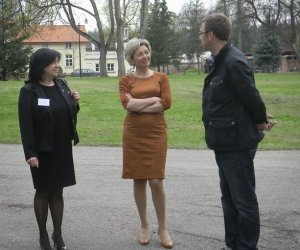 Popularny dziennikarz Maciej Orłoś z ekipą telewizyjną w Muzeum Rolnictwa w Ciechanowcu