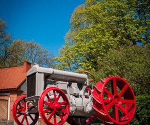 Najstarsze ciągniki w Polsce przyjechały do ciechanowieckiego Muzeum