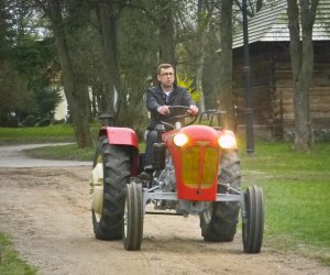 Popularny dziennikarz Maciej Orłoś z ekipą telewizyjną w Muzeum Rolnictwa w Ciechanowcu