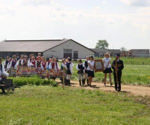 ZIELONE ŚWIĄTKI POD WIATRAKIEM