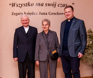 WSZYSTKO MA SWÓJ CZAS. ZEGARY KS. JANA GROCHOWSKIEGO