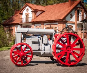 Najstarsze ciągniki w Polsce przyjechały do ciechanowieckiego Muzeum