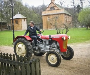 Popularny dziennikarz Maciej Orłoś z ekipą telewizyjną w Muzeum Rolnictwa w Ciechanowcu