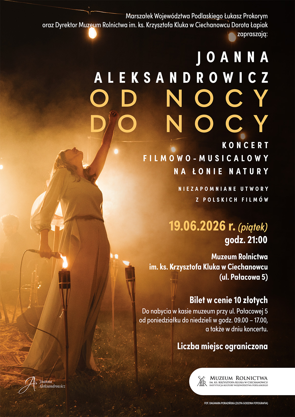 Pionowy plakat informacyjny tego samego koncertu Joanny Aleksandrowicz. Przedstawia tę samą artystkę na zamglonej, nastrojowej scenie plenerowej oświetlonej pochodniami. Tekst po prawej stronie zawiera szczegóły wydarzenia: datę, godzinę, miejsce oraz informację o cenie biletu (10 złotych).