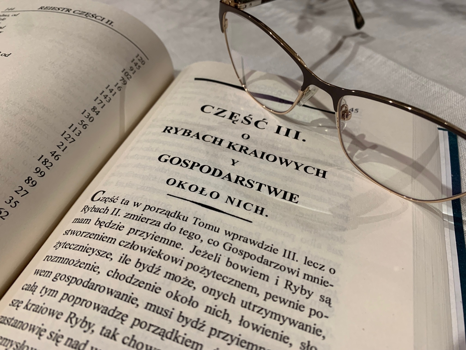 Otwarte strony książki „Zwierząt domowych i dzikich…”, tom III, z okularami