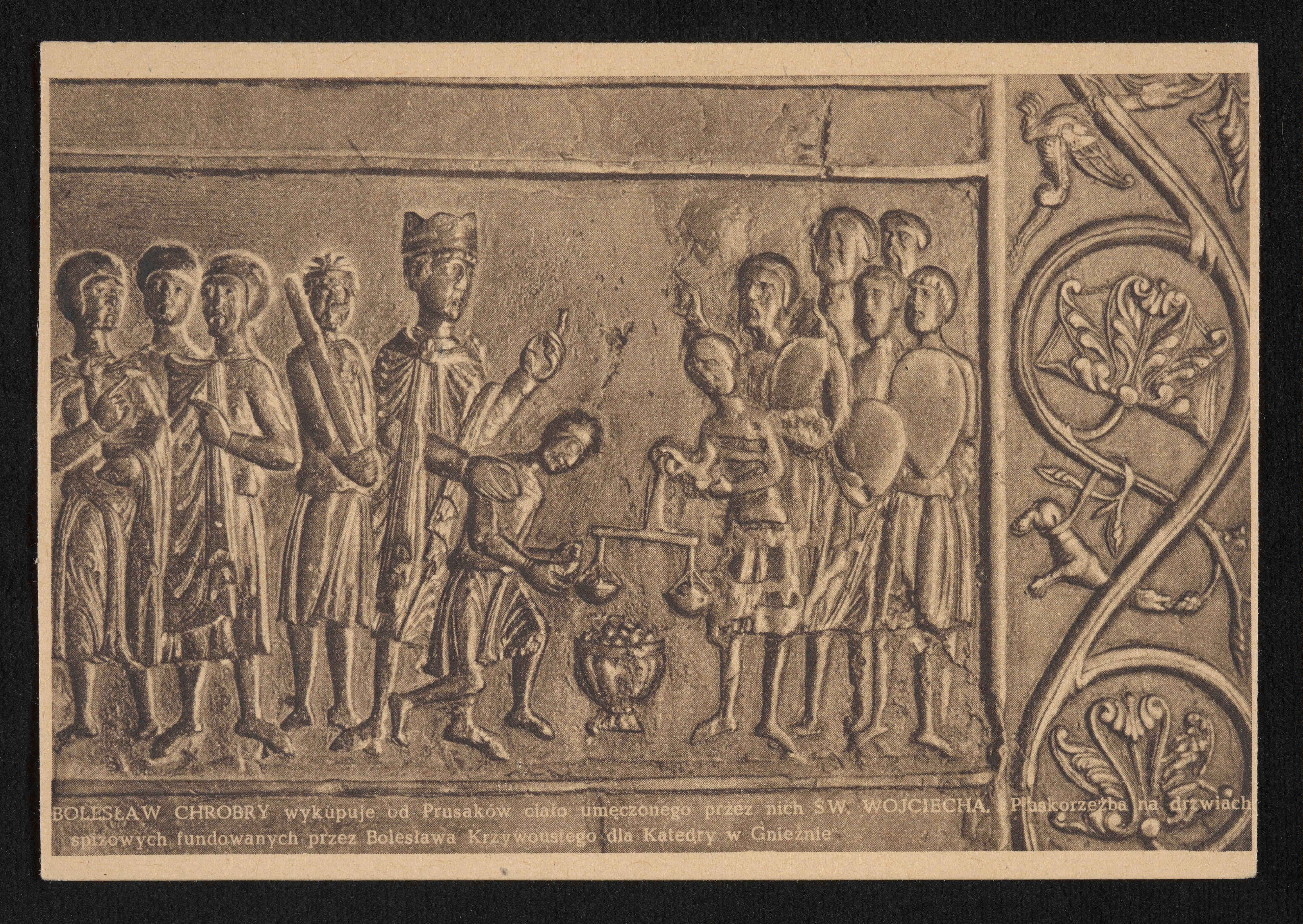 Płaskorzeźba przedstawiająca postacie historyczne w strojach ceremonialnych, biorące udział w średniowiecznym rytuale. Kamienna rzeźba jest bogato zdobiona i emanuje uroczystą atmosferą.