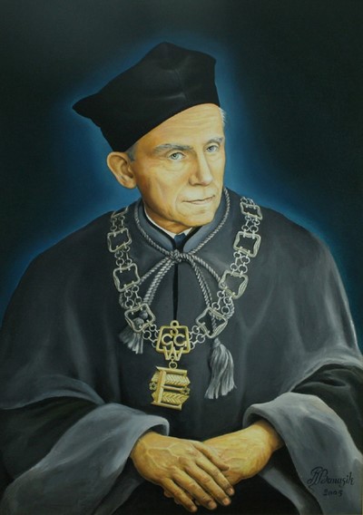 Formalny portret starszego mężczyzny w tradycyjnym stroju akademickim, z czarną czapką i ozdobnym łańcuchem.