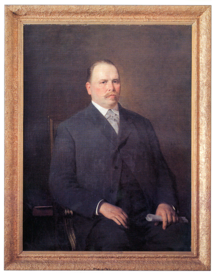 Formalny portret siedzącego mężczyzny w ciemnym garniturze, trzymającego zwinięty dokument. Ciemne tło podkreśla poważny, dostojny wyraz twarzy.